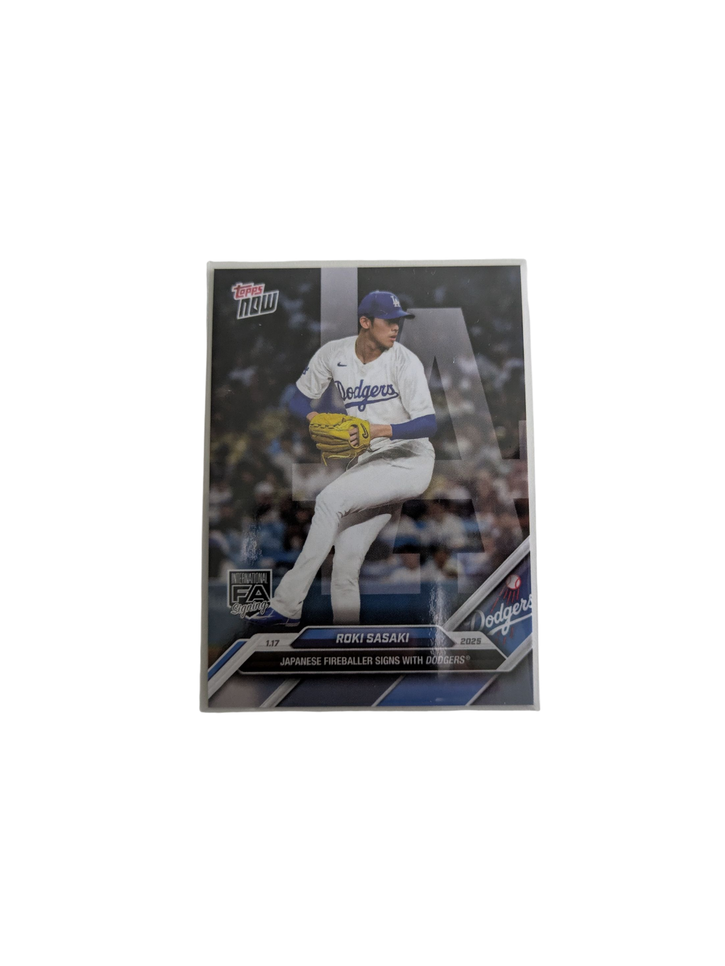 2025 Topps Los Angeles Dodgers Roki Sasaki signs with Dodgers Card